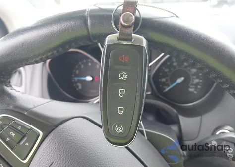 2018 Ford Focus Titanium z USA, uszkodzony, nr VIN 1FADP3J25JL273391